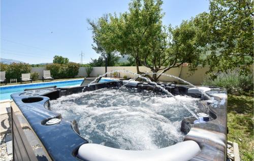 Prugovo House | Relaxing Retreat in Prugovo with Hot Tub & Pool