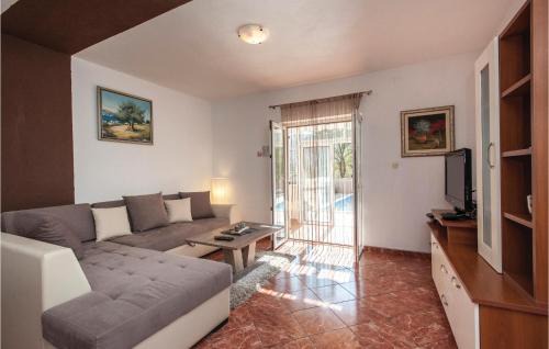 Prugovo House | Relaxing Retreat in Prugovo with Hot Tub & Pool