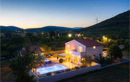 Prugovo House | Relaxing Retreat in Prugovo with Hot Tub & Pool