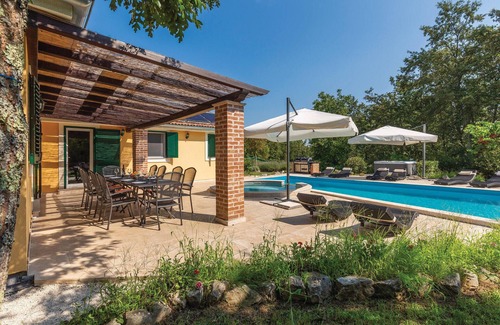 Rezanci House | Relaxing 4-Bedroom Retreat with Pool in Rezanci