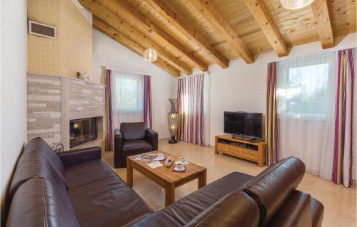 Rezanci House | Pet-Friendly Retreat in Rezanci with Pool and Hot Tub