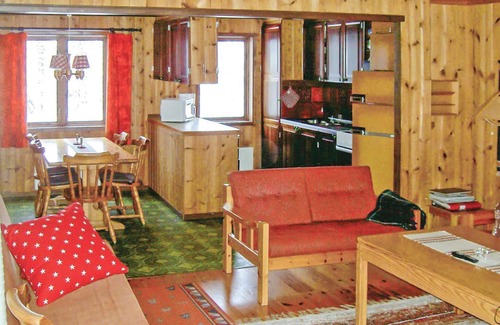 Sorsjon House | Comfortable 3-Bedroom Stay with Lake View in Sälen