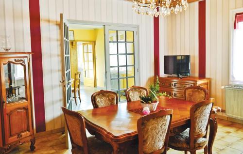 Bourthes House | Cozy Retreat in Senlecques with Family-Friendly Kitchen