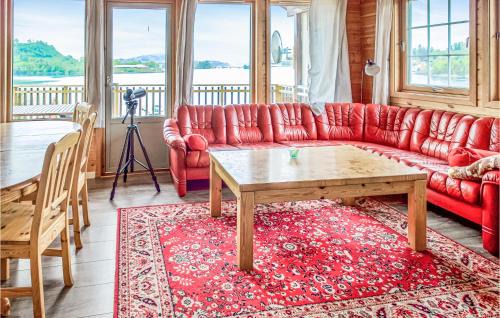 Finnoy House | Pet-Friendly Retreat in Sjernarøy with Free Wifi