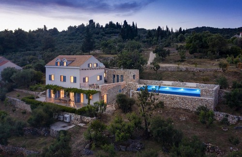 Sudurad House | 5-Bedroom Getaway in Sudurad with Private Pool & Spa