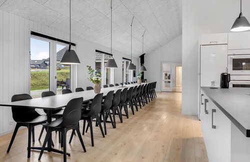 Mommark Strand House | Spacious Cottage with Pool and Ocean Views for Adventurers