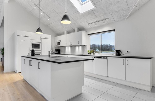 Mommark Strand House | Spacious Cottage with Pool and Ocean Views for Adventurers