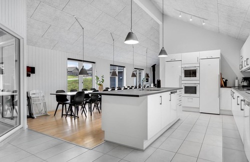 Mommark Strand House | Spacious Cottage with Pool and Ocean Views for Adventurers