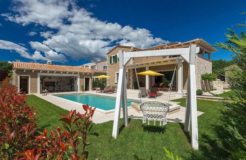 Kringa House | Ideal 4 Bedroom Getaway in Tinjan with Private Pool