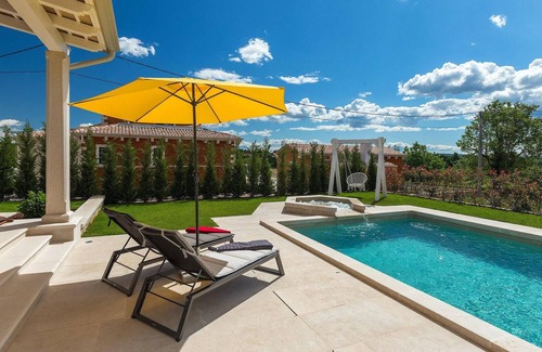 Kringa House | Ideal 4 Bedroom Getaway in Tinjan with Private Pool