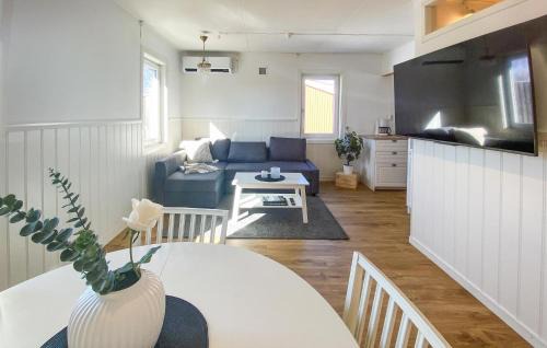 Tived House | Tranquil Lake View Home in Tived - Pet Friendly Retreat