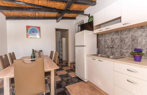 Tkon House | Pet-Friendly 3 Bedroom Retreat in Tkon with Ocean Views