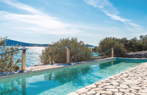 Tkon House | Pet-Friendly 3 Bedroom Retreat in Tkon with Ocean Views