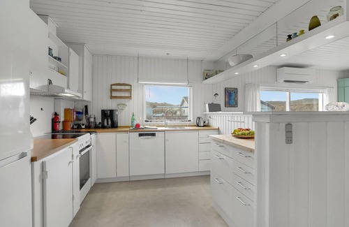 Fjand Badeby House | Cozy 2-Bedroom Getaway in Ulfborg with Ocean View