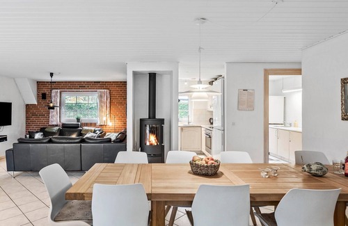 Bøtø By House | Nice home in Væggerløse with sauna