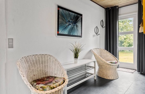 Hoensinge House | Cozy Cottage with Sauna & Hot Tub for Memorable Getaways