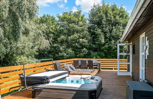 Hoensinge House | Cozy Cottage with Sauna & Hot Tub for Memorable Getaways