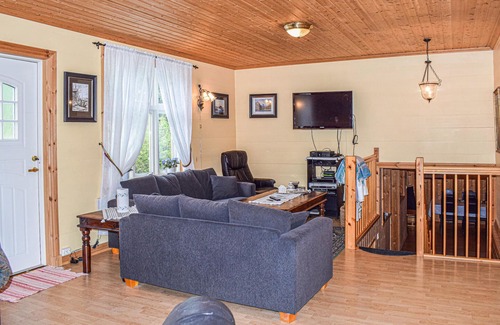 Vik House | Relax in a Cozy Cottage by Framfjord with Scenic Views