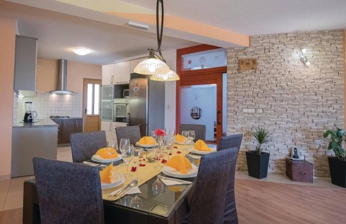 Imotski House | Elegant 5-Bedroom Retreat in Vinjani Donji with Pool
