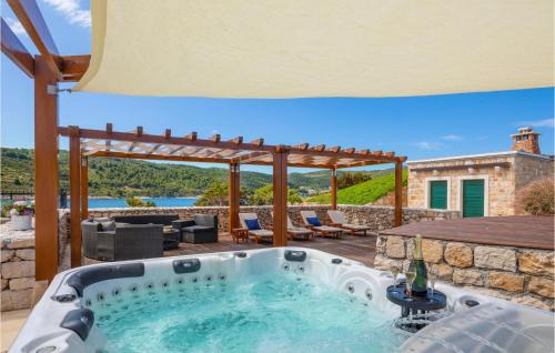Cove Rogacic House | Inviting Home in Vis with Oceanfront Hot Tub & Kitchen