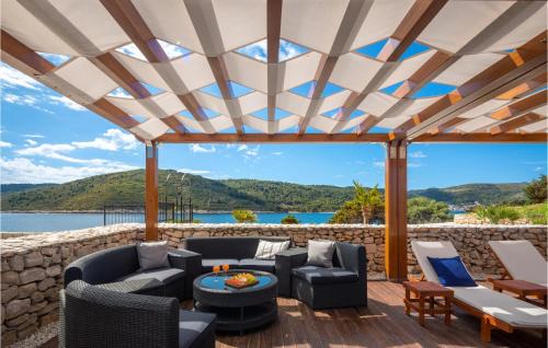 Cove Rogacic House | Inviting Home in Vis with Oceanfront Hot Tub & Kitchen