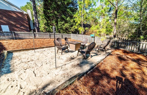 Pinehurst House | Explore a Family-Friendly Retreat Near Golf with Pool Access