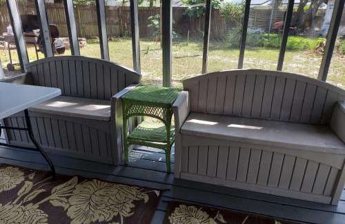 Gulf Breeze House | Prime Location: Cozy House Between Two Beaches