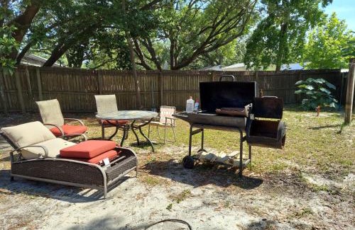 Gulf Breeze House | Prime Location: Cozy House Between Two Beaches
