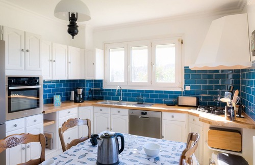 Plobannalec-Lesconil Ski Chalet | Comfortable Accommodation for Families with Great Amenities