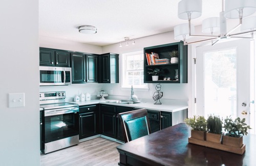 Clayton House | Relaxing Retreat with Pool and Ocean View Amenities