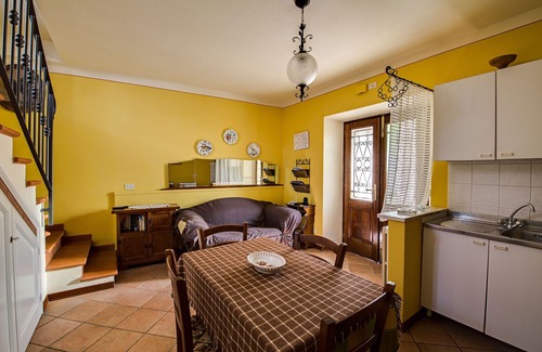 Castelnuovo di Garfagnana Apartment | Inviting 6-Person Apartment with WIFI, Parking & Pool