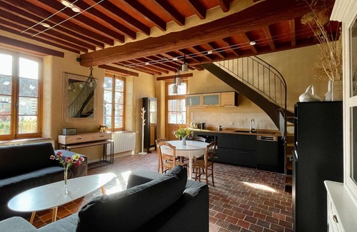 Champlay Cottage | Cozy Cottage Retreat with Spa and Hot Tub for Romance