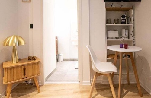 Terreaux - Bat d'argent Apartment | Cozy Studio Near Hôtel de Ville with Kitchen & Breakfast