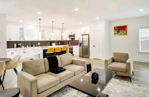 West Dallas House | Elegant 3-Room Duplex with Spa and Pet-Friendly Amenities