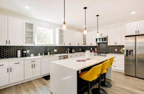 West Dallas House | Elegant 3-Room Duplex with Spa and Pet-Friendly Amenities