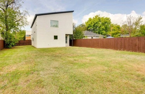 West Dallas House | Elegant 3-Room Duplex with Spa and Pet-Friendly Amenities
