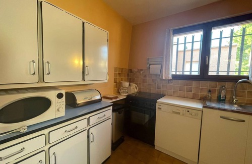 Grottes Caves House | Cozy Retreat in Downtown Caves with Family-Friendly Amenities