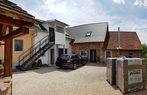 Neuried Apartment | Modern Apartment with Kitchen and Breakfast Included
