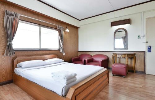 Phaya Thai House | Budget-Friendly Stay at Nice Palace Hotel with Dining Options