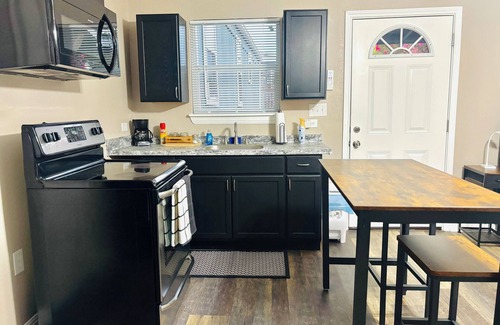 Austin Apartment | Cozy Guest House Pass with Kitchen Amenities Await You