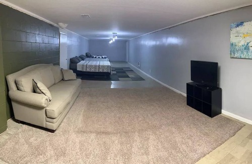 Clarinda House | Peaceful Retreat in a Family-Friendly Neighborhood