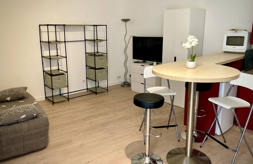 Centre Historique Apartment | Tranquil City Center Studio with Spa and Breakfast