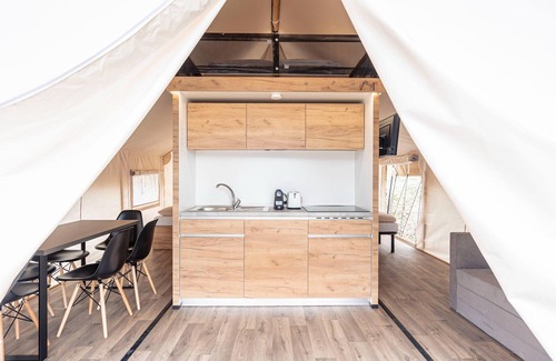 Kotschach-Mauthen House | Inviting Safari Tent with Air Conditioning in Holiday Park