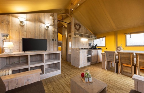 Vierhuizen House | Cozy Safari Tent with Bathroom at Lauwersmeer Park