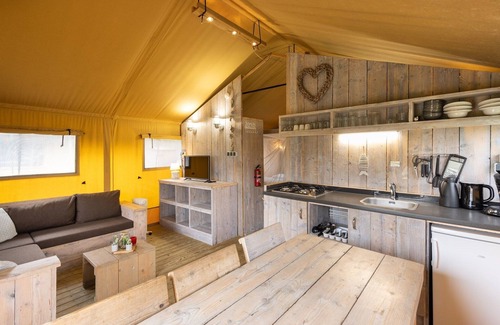 Vierhuizen House | Cozy Safari Tent with Bathroom at Lauwersmeer Park