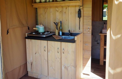 Vierhuizen House | Cozy Safari Tent with Bathroom by Lauwersmeer National Park