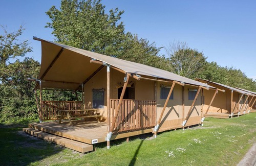 Municipality of Geldrop-Mierlo Ski Chalet | Cozy Safari Tent with Bathroom Near Eindhoven's Nature
