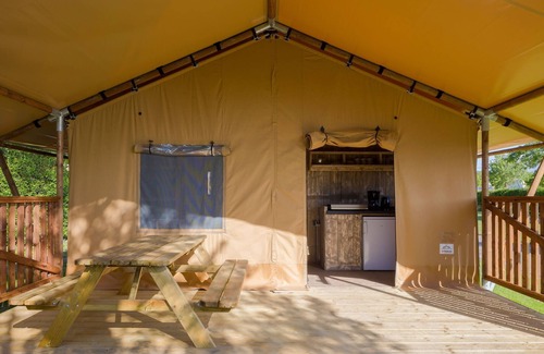 Municipality of Geldrop-Mierlo Ski Chalet | Cozy Safari Tent with Bathroom Near Eindhoven's Nature