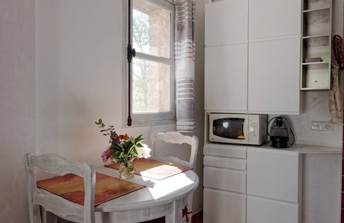 Signes Apartment | Tranquil Studio with Pool & Vineyard Views, Rated 10/10
