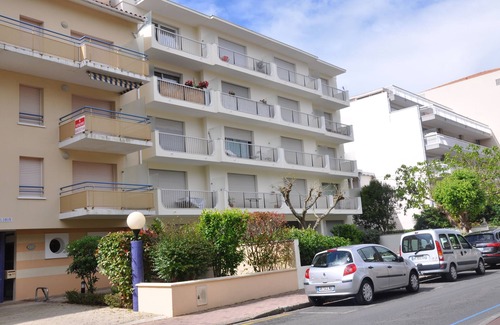 Arcachon Apartment | Cozy Studio Retreat in Arcachon with Pool View & Beach Access